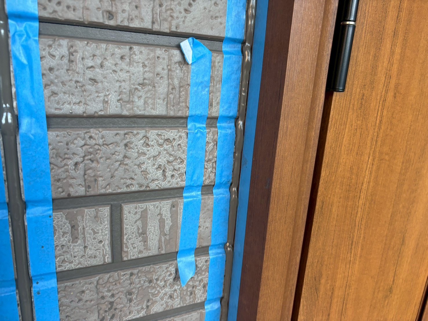 シール打設(玄関扉枠廻り)