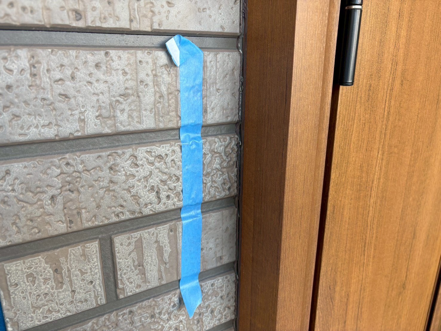 既存シール撤去(玄関扉枠廻り)